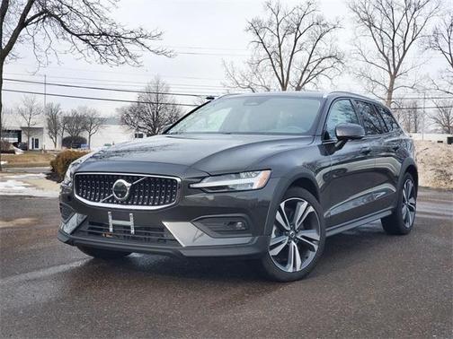 2025 Volvo V60 Cross Country B5 Plus