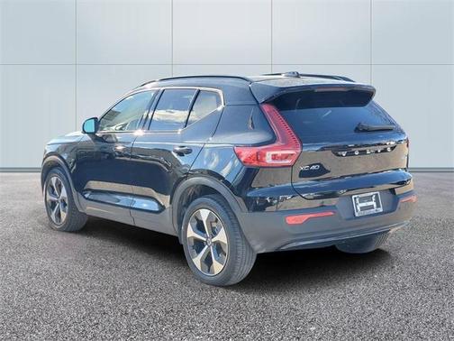 2025 Volvo XC40 B5 Plus Dark Theme