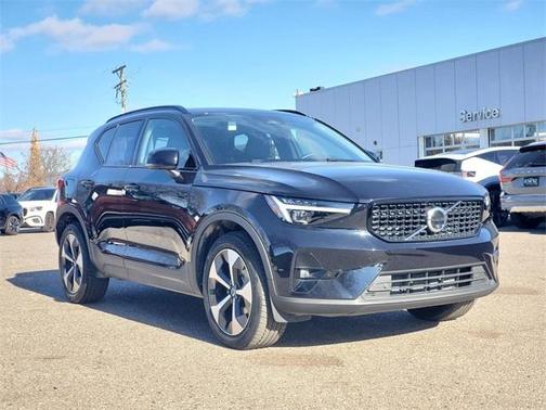 2025 Volvo XC40 B5 Plus Dark Theme