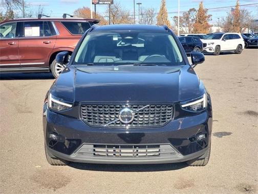 2025 Volvo XC40 B5 Plus Dark Theme