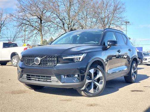 2025 Volvo XC40 B5 Plus Dark Theme