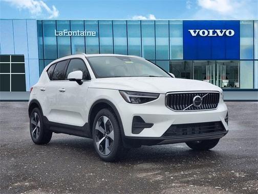 2025 Volvo XC40 B5 Core Bright Theme