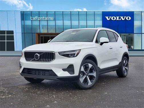 2025 Volvo XC40 B5 Core Bright Theme