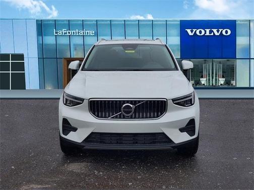 2025 Volvo XC40 B5 Core Bright Theme