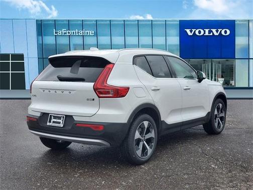 2025 Volvo XC40 B5 Core Bright Theme