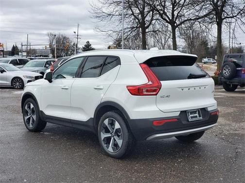 2025 Volvo XC40 B5 Core Bright Theme