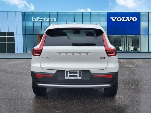 2025 Volvo XC40 B5 Core Bright Theme