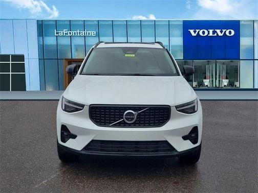 2025 Volvo XC40 B5 Plus Dark Theme