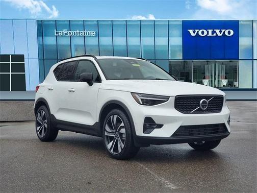 2025 Volvo XC40 B5 Plus Dark Theme