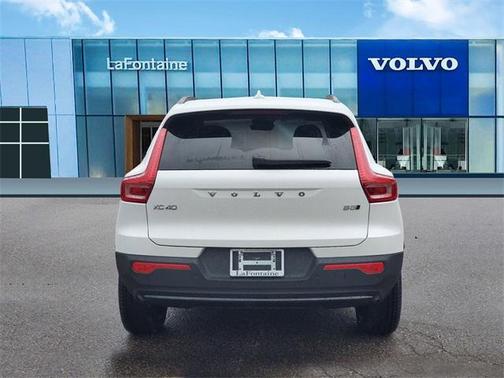 2025 Volvo XC40 B5 Plus Dark Theme