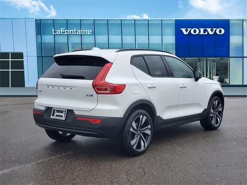 2025 Volvo XC40 B5 Plus Dark Theme