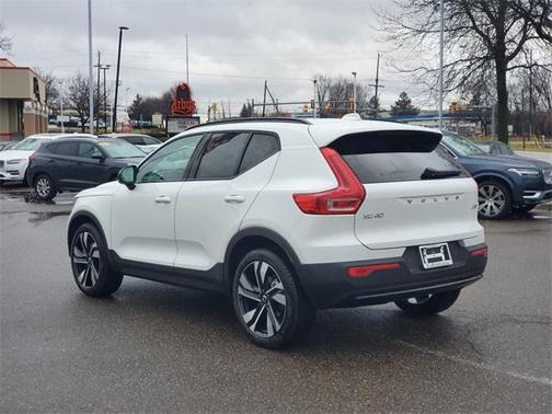 2025 Volvo XC40 B5 Plus Dark Theme