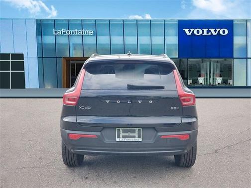 2025 Volvo XC40 B5 Plus Dark Theme