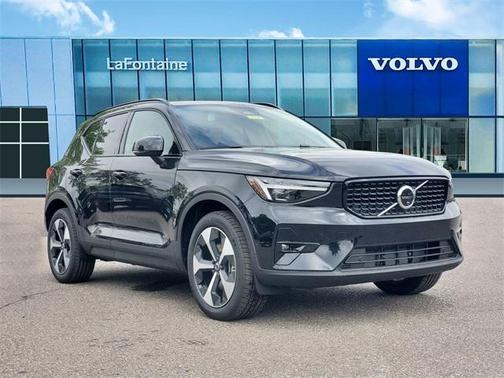 2025 Volvo XC40 B5 Plus Dark Theme