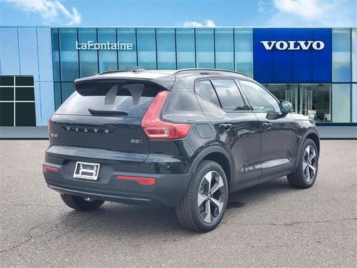 2025 Volvo XC40 B5 Plus Dark Theme