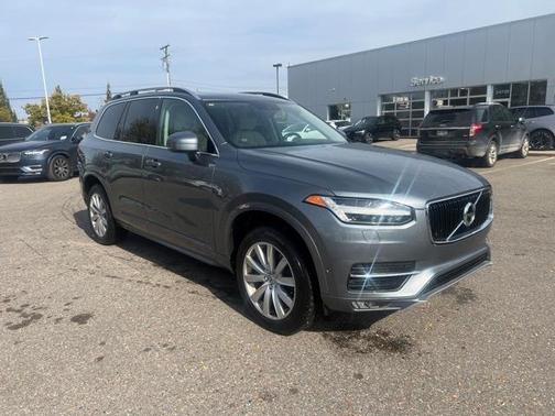 2017 Volvo XC90 T6 Momentum