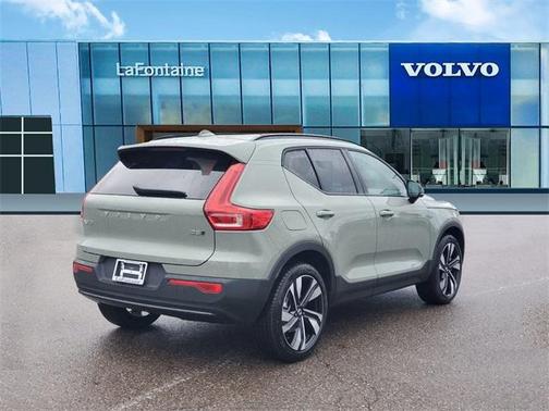 2025 Volvo XC40 B5 Plus Dark Theme