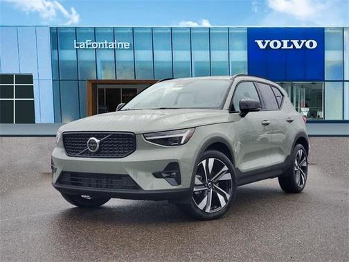 2025 Volvo XC40 B5 Plus Dark Theme