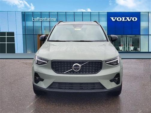 2025 Volvo XC40 B5 Plus Dark Theme