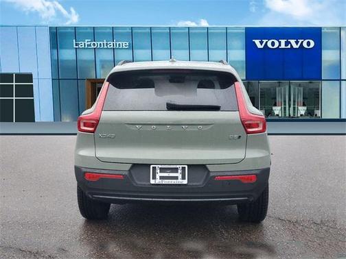 2025 Volvo XC40 B5 Plus Dark Theme