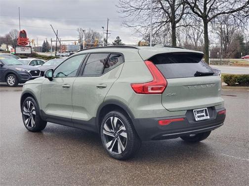 2025 Volvo XC40 B5 Plus Dark Theme