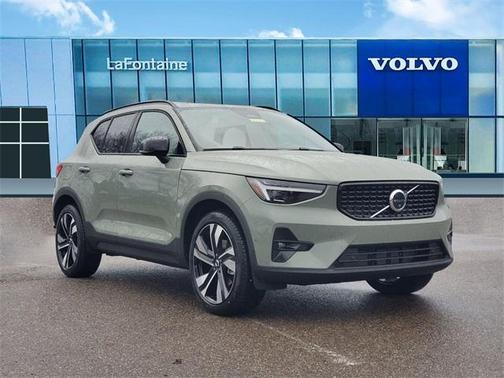 2025 Volvo XC40 B5 Plus Dark Theme