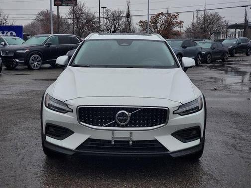 2025 Volvo V60 Cross Country B5 Plus
