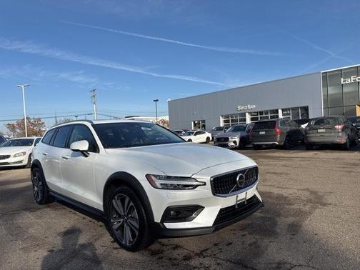 2025 Volvo V60 Cross Country B5 Plus