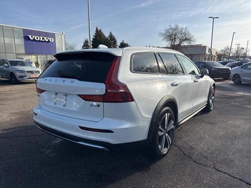 2025 Volvo V60 Cross Country B5 Plus