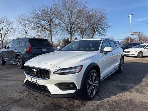 2025 Volvo V60 Cross Country B5 Plus
