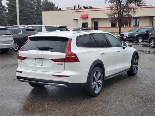 2025 Volvo V60 Cross Country B5 Plus
