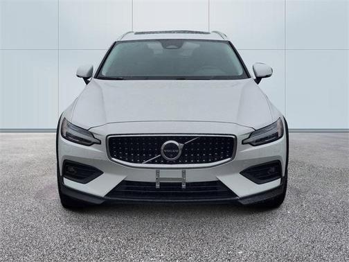 2025 Volvo V60 Cross Country B5 Plus