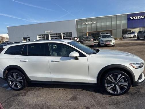 2025 Volvo V60 Cross Country B5 Plus