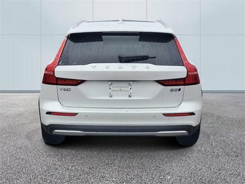 2025 Volvo V60 Cross Country B5 Plus