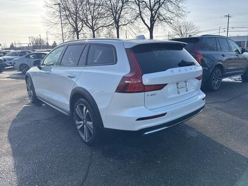 2025 Volvo V60 Cross Country B5 Plus