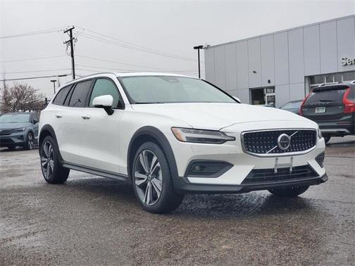 2025 Volvo V60 Cross Country B5 Plus