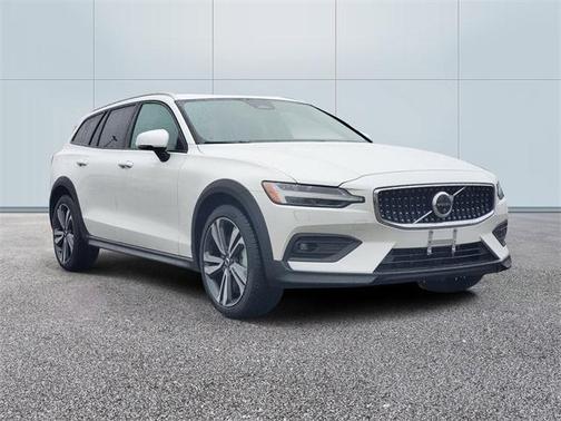 2025 Volvo V60 Cross Country B5 Plus