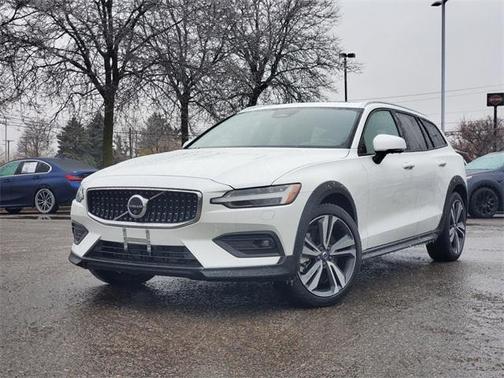 2025 Volvo V60 Cross Country B5 Plus