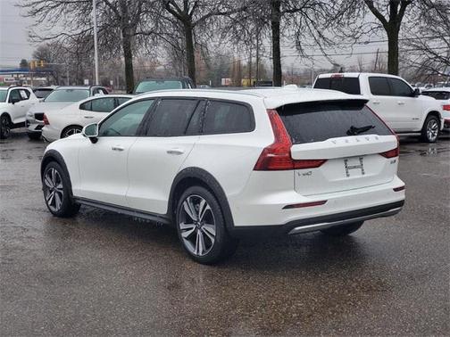 2025 Volvo V60 Cross Country B5 Plus
