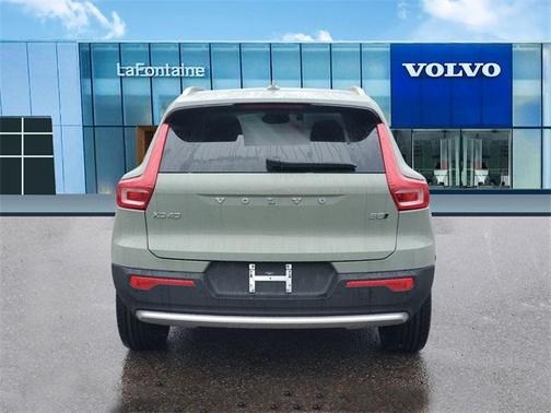 2025 Volvo XC40 B5 Core Bright Theme