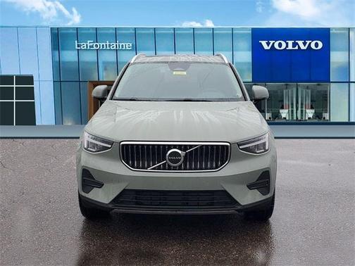2025 Volvo XC40 B5 Core Bright Theme