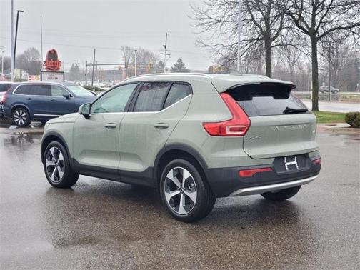 2025 Volvo XC40 B5 Core Bright Theme