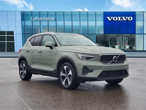 2025 Volvo XC40 B5 Core Bright Theme