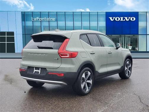 2025 Volvo XC40 B5 Core Bright Theme