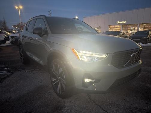 2023 Volvo XC40 B5 Plus Dark Theme
