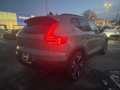 2023 Volvo XC40 B5 Plus Dark Theme