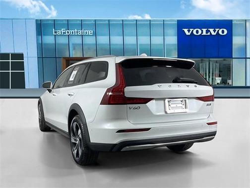 2023 Volvo V60 Cross Country B5 Plus