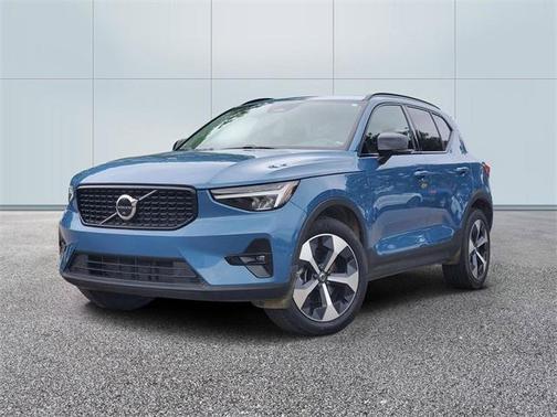 2023 Volvo XC40 B5 Plus Dark Theme