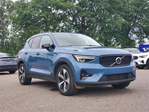 2023 Volvo XC40 B5 Plus Dark Theme