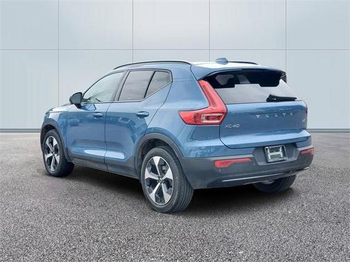 2023 Volvo XC40 B5 Plus Dark Theme